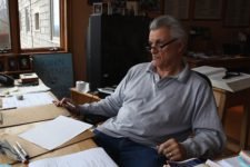 John Irving à sa table de travail