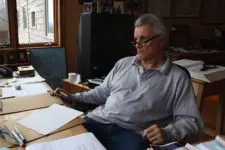 John Irving à sa table de travail