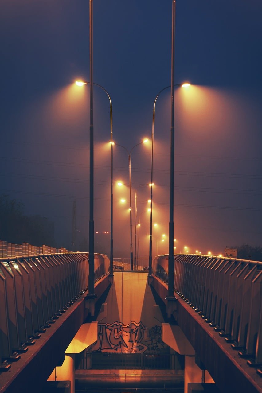 Eclairage public dans la brume.