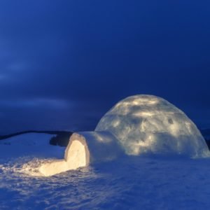 Igloo éclairé de l'intérieur