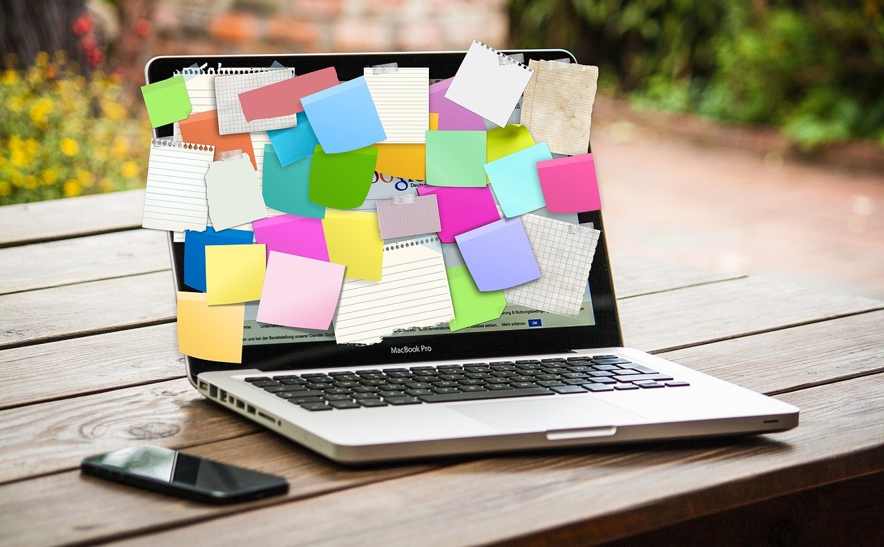Un ordinateur portable dont l'écran est recouvert de post-it papier