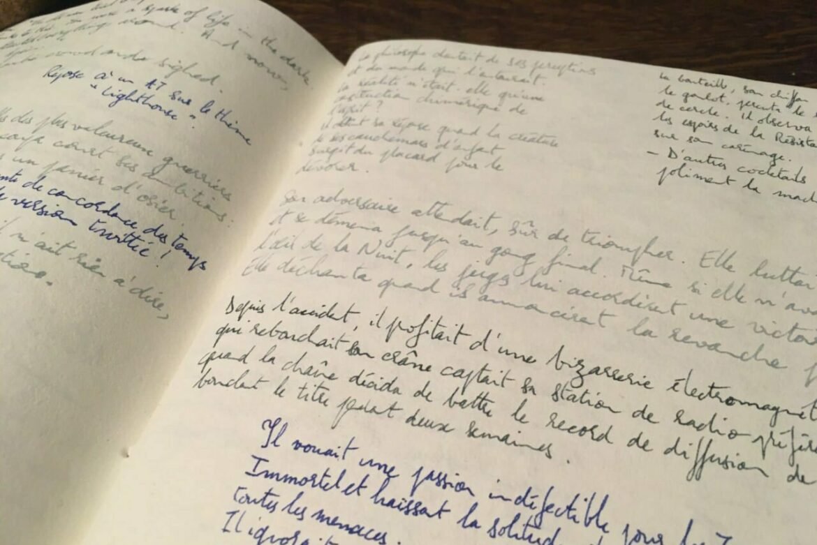 Un cahier dont les pages sont remplies d'histoires courtes et de microfictions manuscrites