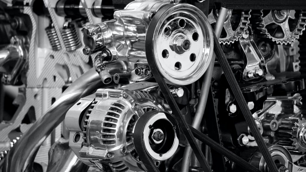 Photo en noir et blanc d'un moteur de voiture.