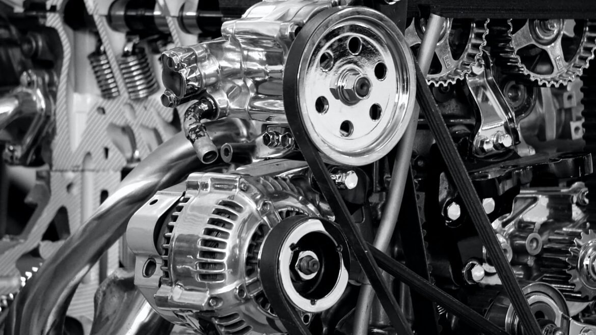 Photo en noir et blanc d'un moteur de voiture.