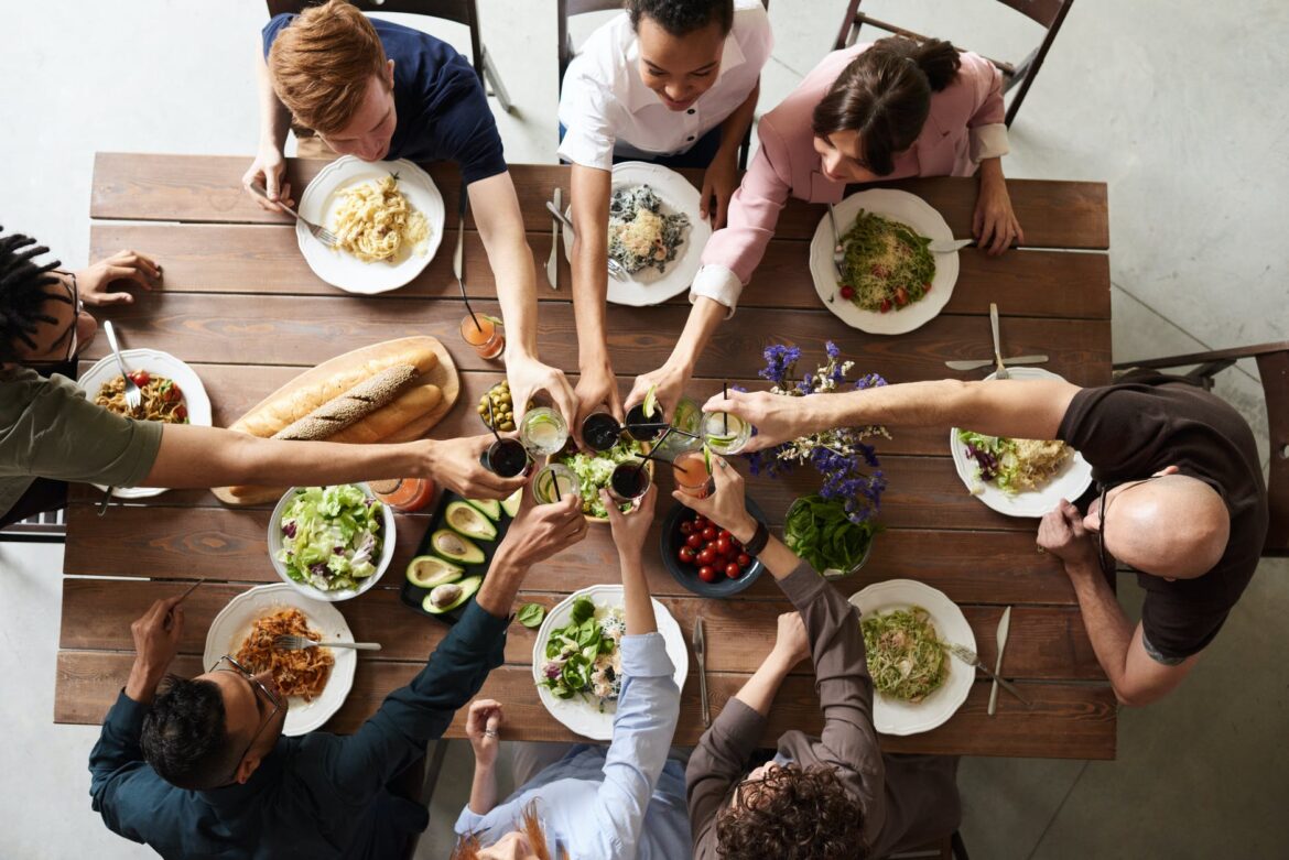 L'écriture n'est pas une aventure solitaire : c'est une histoire de passion, de feu sacré et de cuisson des pâtes, pour concocter un grand plat qu'on déguste ensemble. Comme ces gens attablés et qui trinquent. Si si. Faites-moi confiance.